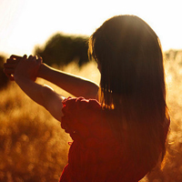 陪你把幸福装满:唯美女生背影长发头像:一个人不_WWW.TQQA.COM