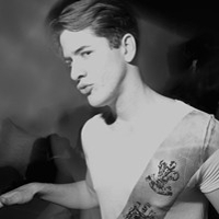 灰色帅哥头像:坚强的自己_WWW.TQQA.COM