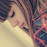 夏季专用头像:穿格子衬衫的小清新女头_WWW.TQQA.COM