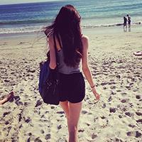 全身照QQ头像图片:远景唯美女生_WWW.TQQA.COM