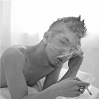 灰色帅哥头像:坚强的自己_WWW.TQQA.COM