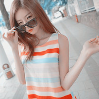 条纹控:衣服上带条纹的可爱女生QQ头像_WWW.TQQA.COM