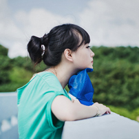 qq头像阳光意境女生:表面现象_WWW.TQQA.COM