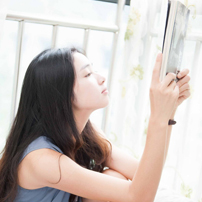 qq头像阳光意境女生:表面现象_WWW.TQQA.COM