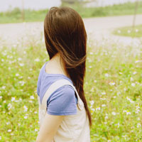 消失在人海的爱:森系背影头像女生:喜欢蓝色的百_WWW.TQQA.COM