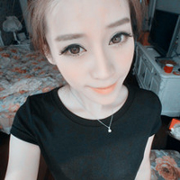 驻足撩拨发丝的瞬间:美丽俏皮的阿宝色女生头像_WWW.TQQA.COM