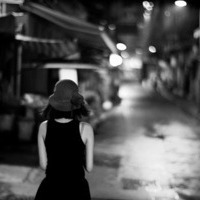 低着头的灰色长发女生头像:伴我左右_WWW.TQQA.COM