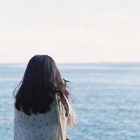 海边背影唯美女生QQ头像:海天连一线_WWW.TQQA.COM
