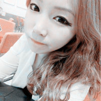 剪刀手吐舌头扮可爱女生头像:95后女头吧精选_WWW.TQQA.COM