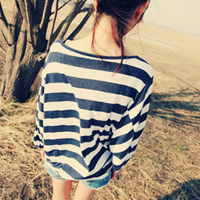 陪你把幸福装满:唯美女生背影长发头像:一个人不_WWW.TQQA.COM