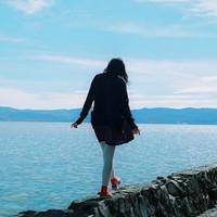 蓝色天空下的女生唯美头像:放手去爱_WWW.TQQA.COM