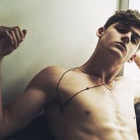 吸烟的欧美男生头像:型男是这样练成的_WWW.TQQA.COM
