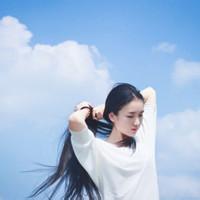 手里拿袋鱼的头像:蓝色背景唯美小清新_WWW.TQQA.COM