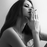 残留的回忆没有快乐:分手后用的伤感黑白头像女_WWW.TQQA.COM
