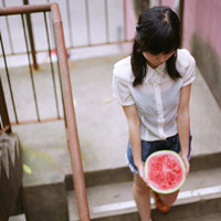 女生吃西瓜头像:吃西瓜的意境唯美女生头像:20_WWW.TQQA.COM