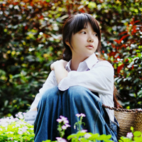 采蘑菇的小姑娘:意境森系女头_WWW.TQQA.COM