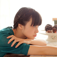 采蘑菇的小姑娘:意境森系女头_WWW.TQQA.COM