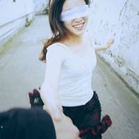 QQ唯美清新女生头像:承载一颗心_WWW.TQQA.COM