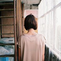 陪你把幸福装满:唯美女生背影长发头像:一个人不_WWW.TQQA.COM