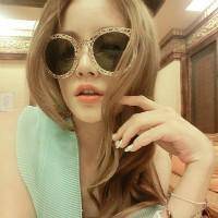 抱着猫咪的女生头像:可爱妹子万人疼_WWW.TQQA.COM