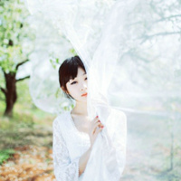 绿色意境女生头像:喜欢夏天闻雨的味道_WWW.TQQA.COM