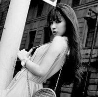 灰白色女生头像_WWW.TQQA.COM