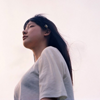采蘑菇的小姑娘:意境森系女头_WWW.TQQA.COM