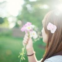 不要低头:森系头像吧女生头像:开心的一个人找自_WWW.TQQA.COM