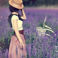 QQ头像紫色背景女生:浪漫系:生活很美好_WWW.TQQA.COM