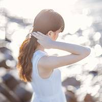 小清新阳光QQ女生头像:思念化作回忆_WWW.TQQA.COM