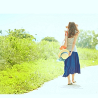 陪你把幸福装满:唯美女生背影长发头像:一个人不_WWW.TQQA.COM