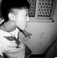 灰色帅哥头像:坚强的自己_WWW.TQQA.COM