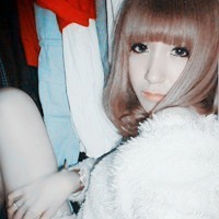 驻足撩拨发丝的瞬间:美丽俏皮的阿宝色女生头像_WWW.TQQA.COM