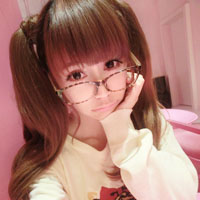 阳光下微笑的女生头像:生活要乐观_WWW.TQQA.COM