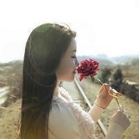 唯美拿白色花的女生头像:朦胧的意境_WWW.TQQA.COM