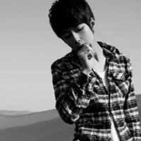 灰色帅哥头像:坚强的自己_WWW.TQQA.COM