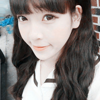驻足撩拨发丝的瞬间:美丽俏皮的阿宝色女生头像_WWW.TQQA.COM