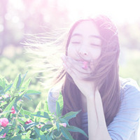 绿色意境女生头像:喜欢夏天闻雨的味道_WWW.TQQA.COM