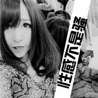 QQ灰色女生头像:带上耳机躲在寂寞黑夜里。_WWW.TQQA.COM
