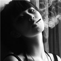 吸烟的伤感黑白女生头像_WWW.TQQA.COM