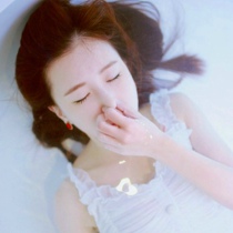 女生一个人孤单头像:唯美又伤感_WWW.TQQA.COM