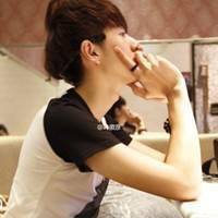 自搭情侣头像分开的一男一女:幸福就是我和你_WWW.TQQA.COM