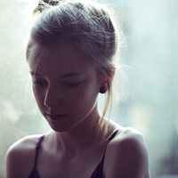 很犹豫的邻家女孩低头伤感女生头像图片不带字_WWW.TQQA.COM