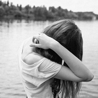 很犹豫的邻家女孩低头伤感女生头像图片不带字_WWW.TQQA.COM