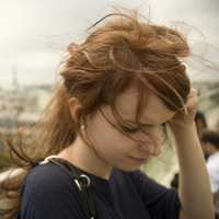 很犹豫的邻家女孩低头伤感女生头像图片不带字_WWW.TQQA.COM