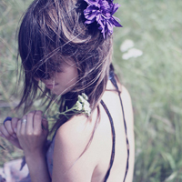 很犹豫的邻家女孩低头伤感女生头像图片不带字_WWW.TQQA.COM