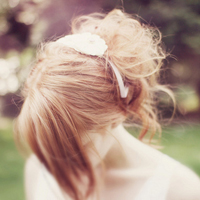 很犹豫的邻家女孩低头伤感女生头像图片不带字_WWW.TQQA.COM