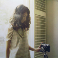 很犹豫的邻家女孩低头伤感女生头像图片不带字_WWW.TQQA.COM