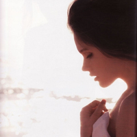 很犹豫的邻家女孩低头伤感女生头像图片不带字_WWW.TQQA.COM