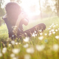 很犹豫的邻家女孩低头伤感女生头像图片不带字_WWW.TQQA.COM